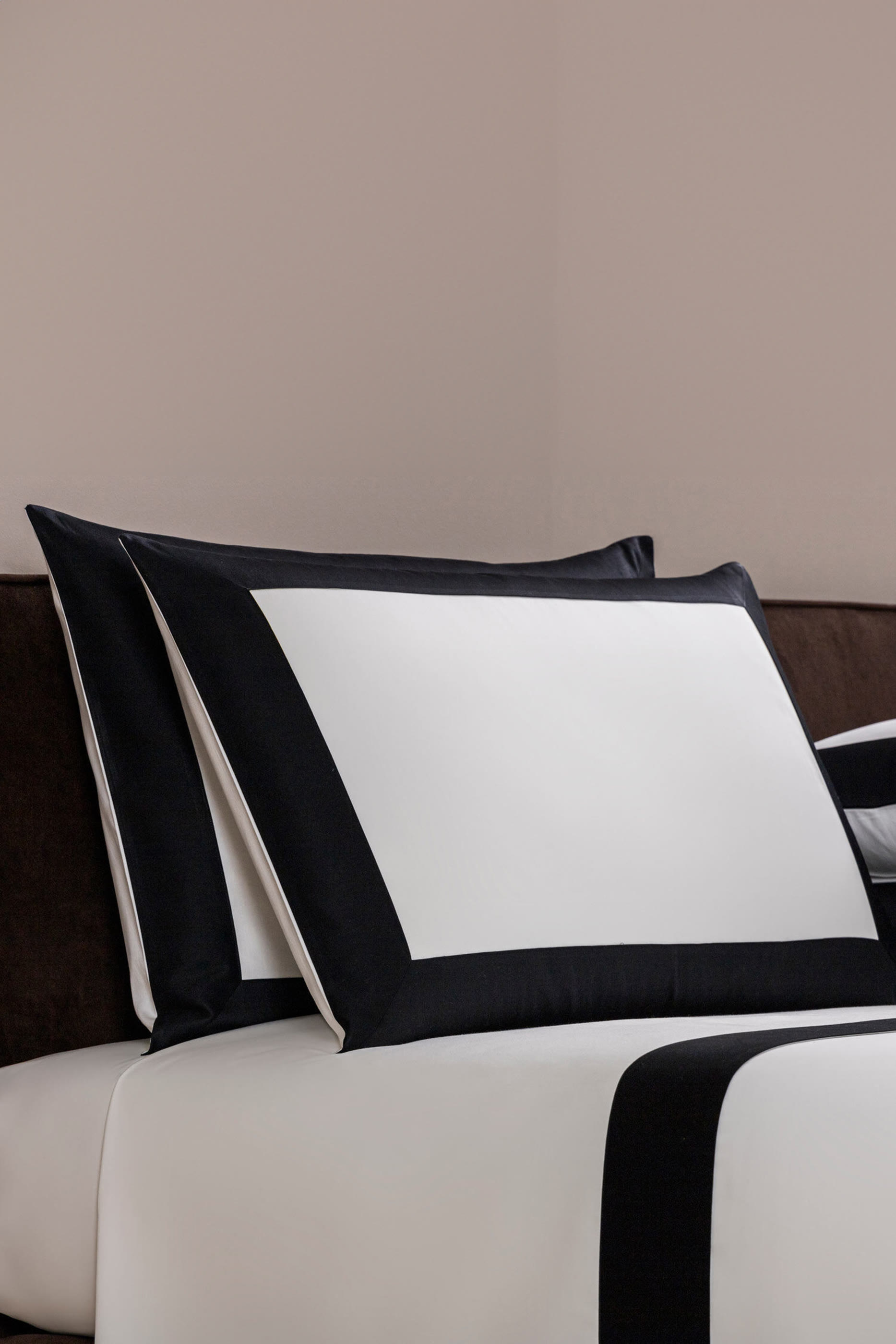 Bold Nero Pillowcase