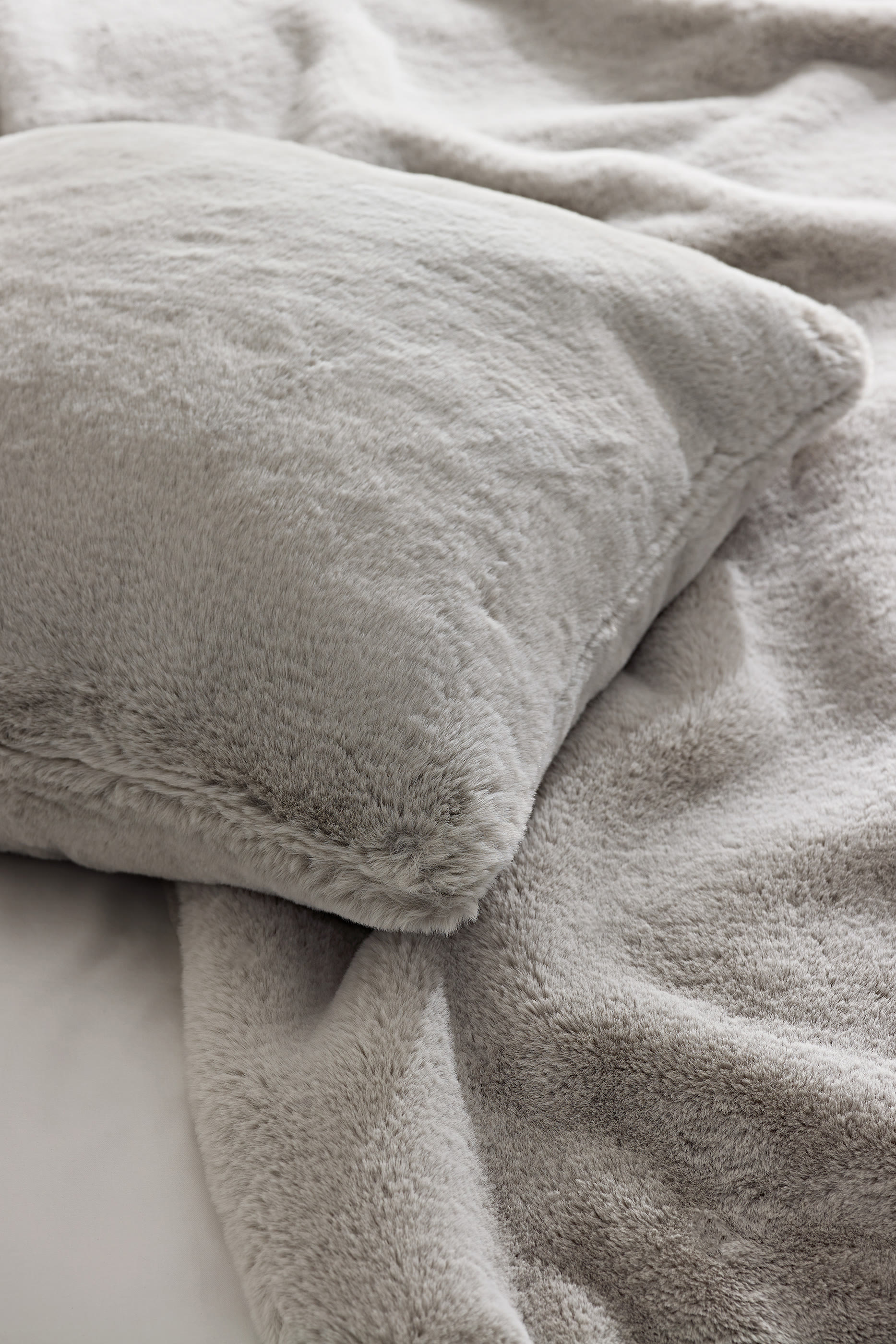 Super Soft Faux Fur Throw