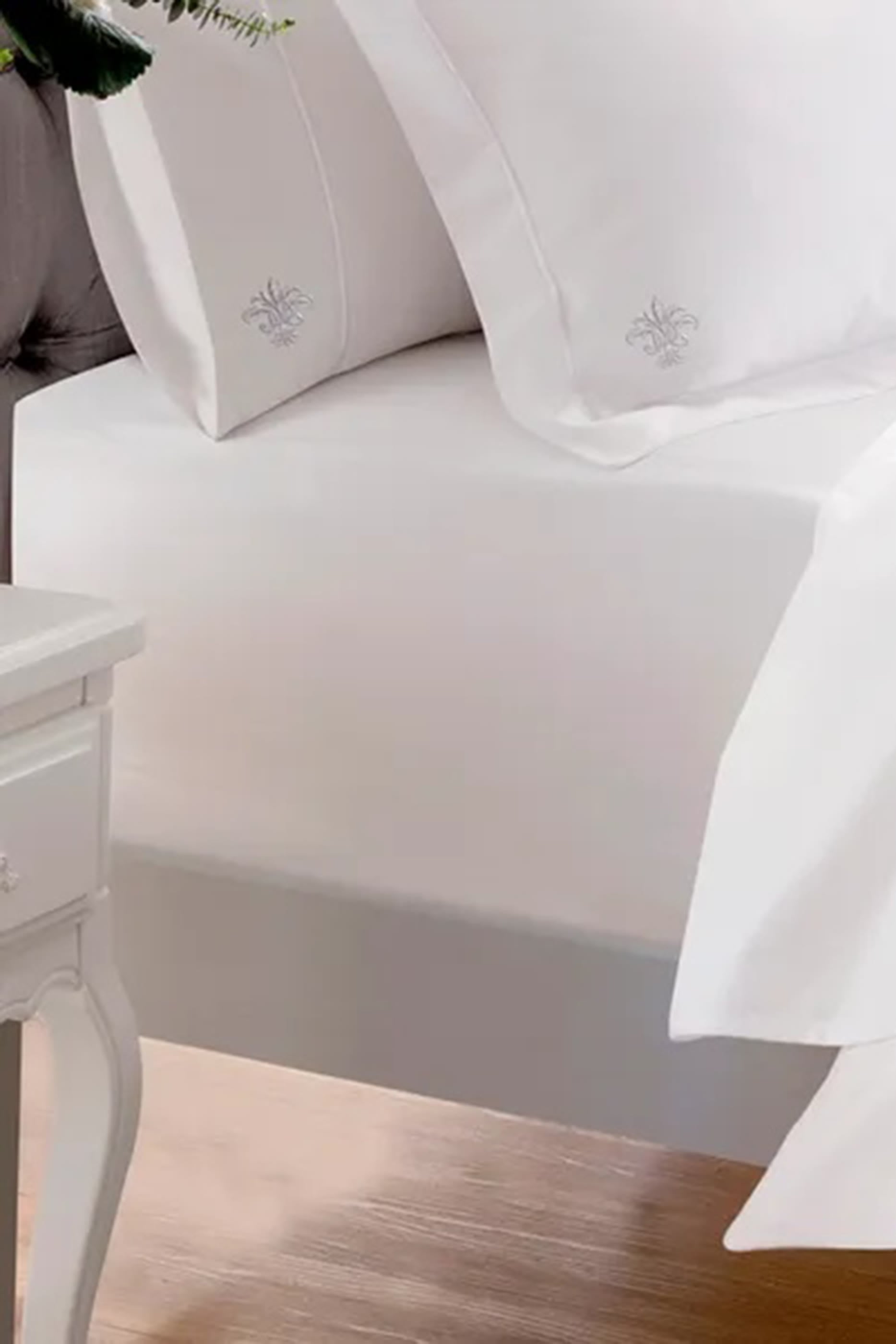 1000 Thread Fitted Sheet
