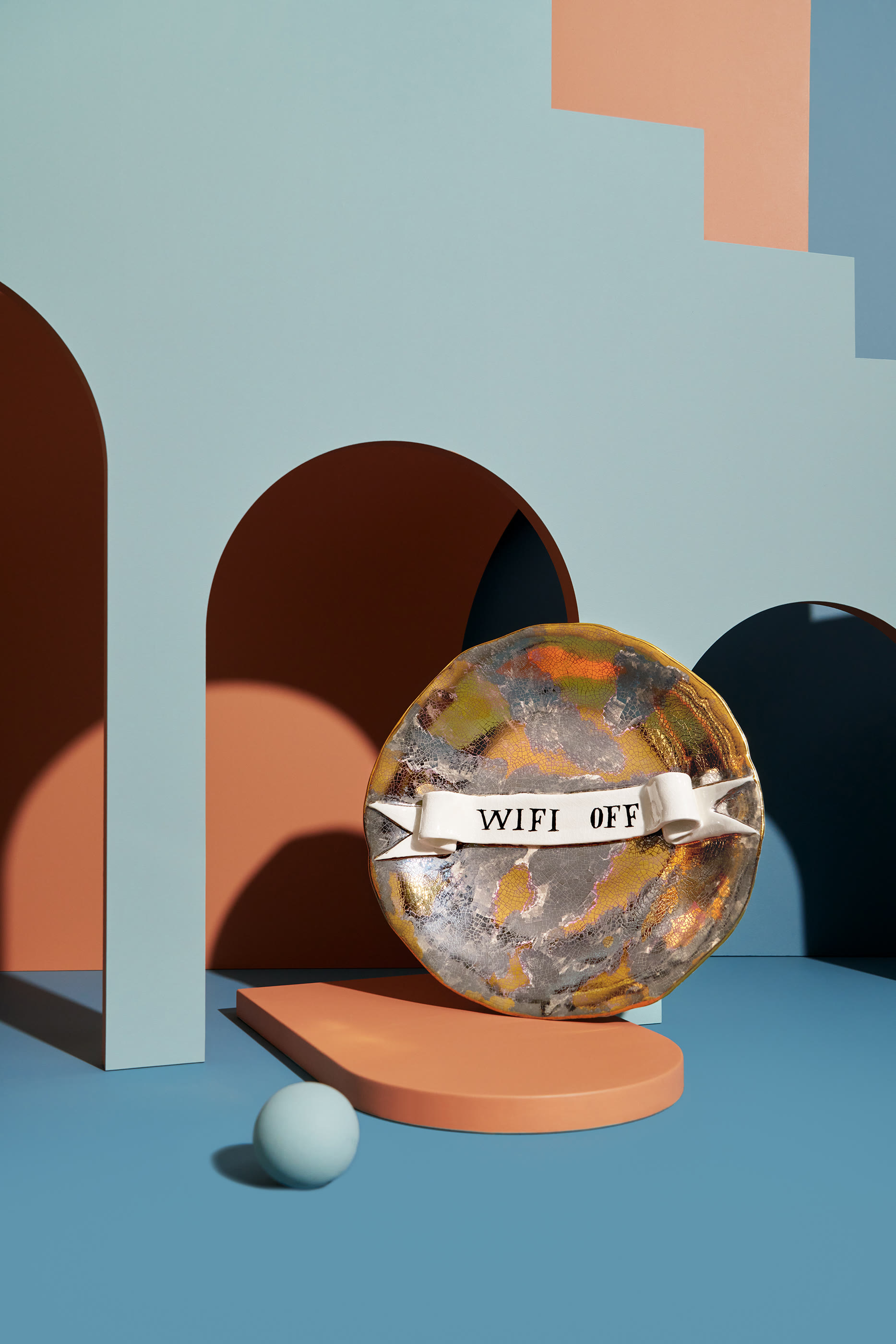 Ruan Hoffmann Plate with Ribbon Wifi Off