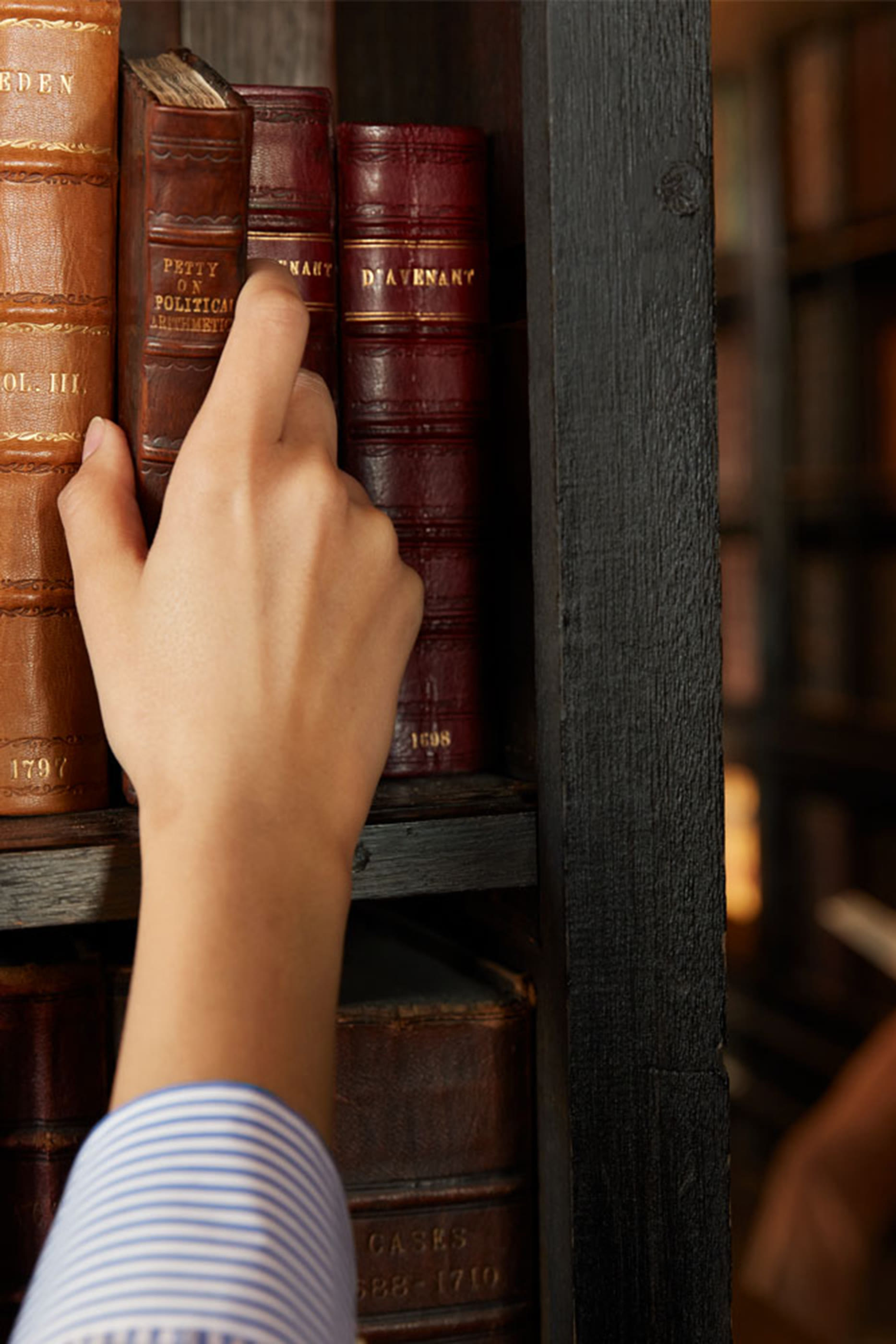 Replica Whispers In The Library Candle