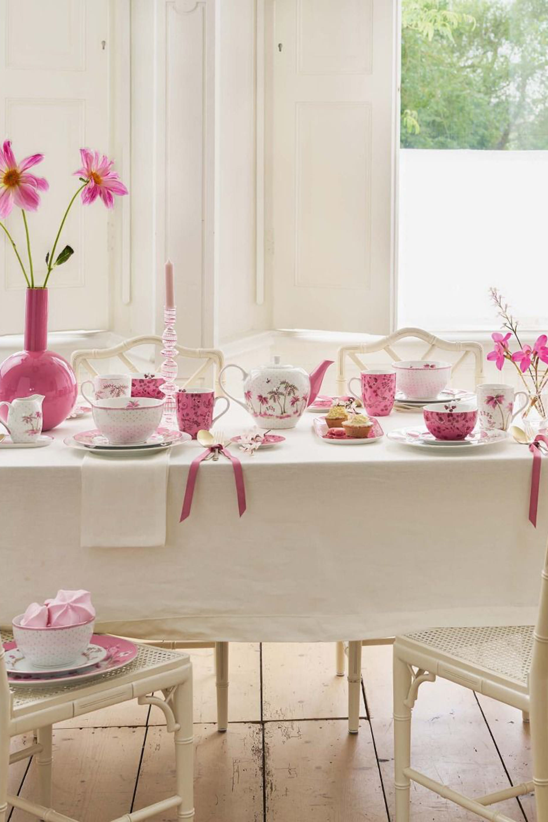 Glass Swirl Candle Holder &ndash; Small